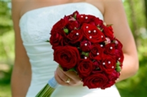 תמונה של זר כלה ורדים אדומים עם קישוטים
