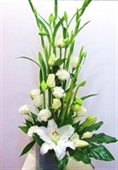 תמונה של סידור פרחים לבן חגיגי